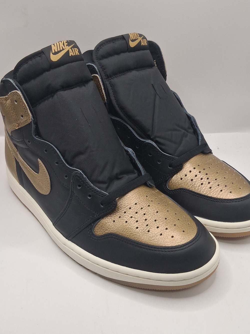 Nike Air Jordan 1 Retro High Black & Metallic Gold